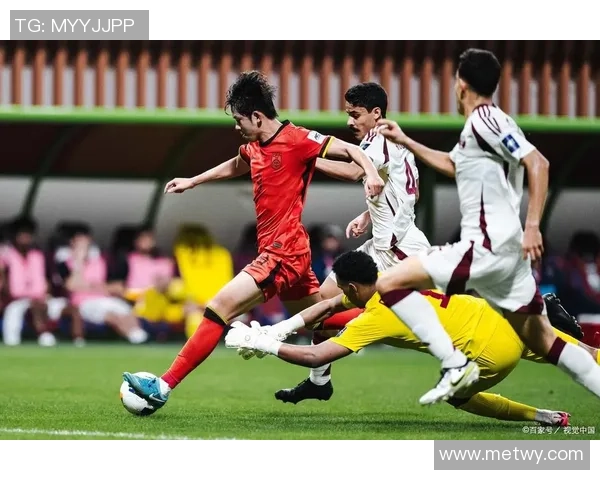 当足球巨星错失空门那一刻全场的惊呼与遗憾交织成最戏剧性的瞬间