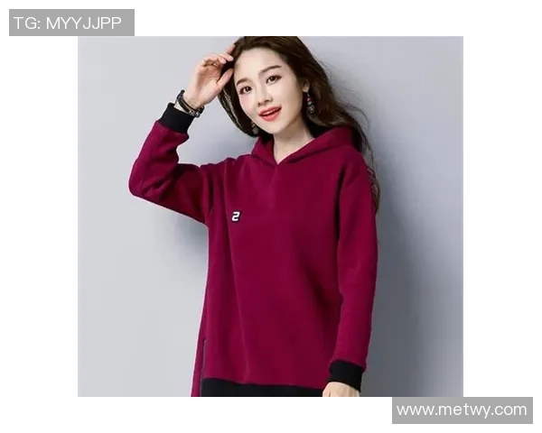 时尚运动风潮流足球球星印花女款T恤展现活力与个性魅力