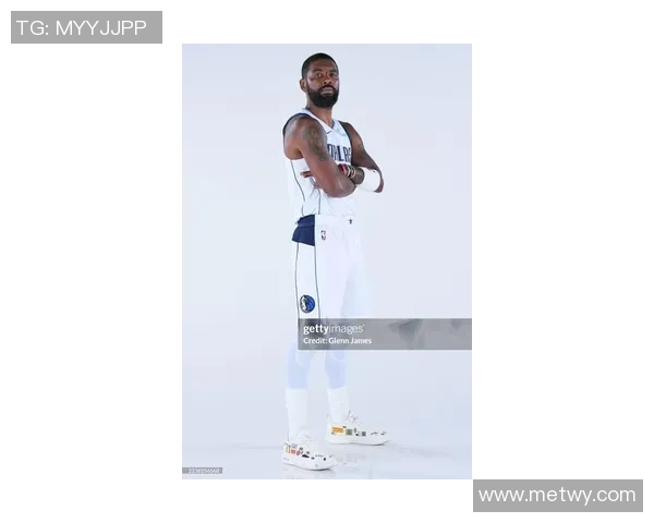 足球球星穿欧文球衣重返赛场展现传奇风采